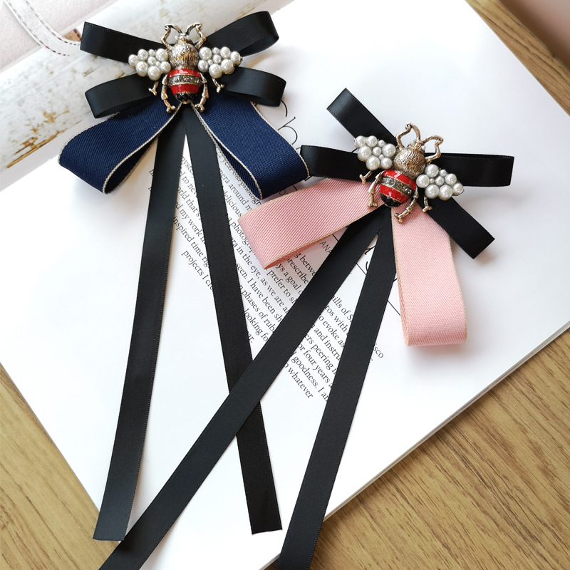 Vintage British Pearl Bee Bow  - Vintage Fashion Boutique recension och pris